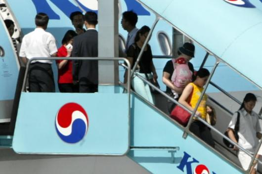 동남아 국가에 머물던 탈북자 241명이 지난 7월 28일 특별기 편으로 인천공항에 도착, 트랩을 내려서고 있다. 서울신문포토라이브러리