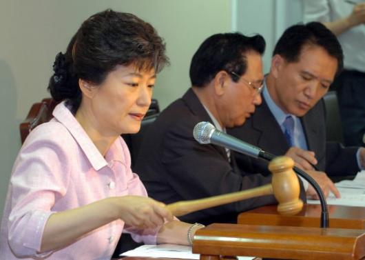 한나라당 박근헤 대표가 29일 서울 여창동 중앙당사에서 상임운영위를 주재하고 있다. 최해국기자 seaworld@seoul.co.kr