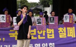 29일 오후 제11기 한총련 의장 정재욱씨가 집행유예로 풀려난 뒤 민주화실천가족운동협의회의 목요정기집회에 참석,연설하고 있다. 안주영기자 jya@seoul.co.kr