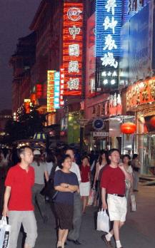 중국은 13억 인구라는 엄청난 내수 시장을 갖고 있지만, 3400만명에 이르는 화교인구도 투자와 소비양면에서 중국경제의 또다른 견인차가 되고 있다. 사진은 베이징의 최대상권의 하나인 와푸징가에서 쇼핑나온 시민과 화교등 관광객들이 뒤섞여 걷고 있는 모습. 상하이 강성남특파원 snk@seoul.co.kr