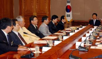 노무현 대통령이 30일 청와대에서 국정과제회의를 주재하고 있다. 청와대사진기자단