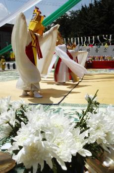 30일 서울 서대문구 봉원사 주차장에서 연쇄살인범 유영철에 의해 살해된 희생자들을 위한 위령 천도제가 열리고 있다.   도준석기자 pado@seoul.co.kr