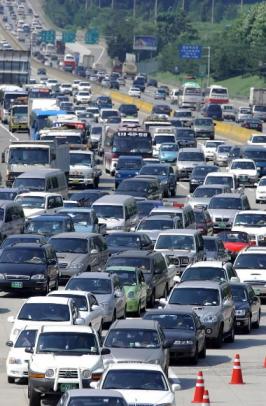 脫… 30일 오후 서울 궁내동 톨게이트를 빠져나가려는 차량들이 꼬리를 물고 있다.주말부터 올여름 피서 행렬이 절정에 올라 전국의 피서지들이 북적거릴 것으로 예상된다. 이호정기자 hojeong@seoul.co.kr