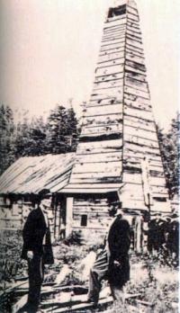 세계 최초의 상업 유정인 미국 펜실베이니아주의 오일 크리크 유정.철도 승무원인 에드윈 드레이크(오른쪽)는 1859년 스스로 굴착기계를 고안해 처음으로 석유를 뽑아냈다.