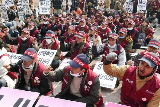 미등록 외국인 노동자들이 서울 대학로 마로니에 공원에서 노동비자 쟁취 등을 외치며 시위를 벌이고 있다.  서울신문 포토라이브러리