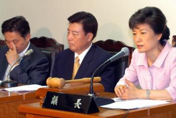 한나라당 박근혜(오른쪽) 대표와 김덕룡 원…