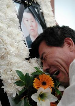   폭력사건의 피의자가 휘두른 흉기에 피살…