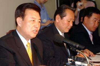 한나라당 김덕룡(왼쪽) 원내대표가 3일 국회…