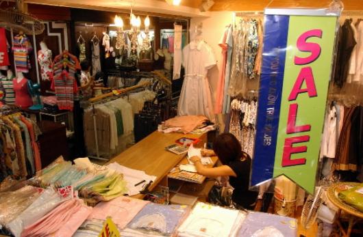 꽁꽁 얼어붙은 소비심리는 언제 풀릴까.의류상가에서 세일을 실시했지만 오가는 손님이 아예 없어 세일 표지판이 무색하다. 서울신문 포토라이브러리