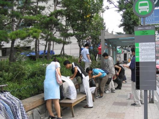 동심청소년봉사단 학생들이 거리에서 담배꽁…