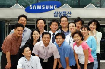 주택업계 ‘드림팀’으로 불리는 삼성 래미안 아파트 마케팅팀.맨 앞줄 앉은 사람이 김중관 대리.가운데 줄(왼쪽부터)에 김동욱 박사,양윤경 대리,장세욱 대리,홍종희 대리,조희경 박사.뒤줄은 김동환 대리,김제욱 과장,김성래 상무,김대호 대리,백신정 대리,조현직 대리,김소현 주임,백선경 대리가 포즈를 취했다. 도준석기자 pado@seoul.co.kr