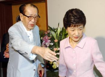 한나라당 박근혜 대표가 전직 대통령 순회 …