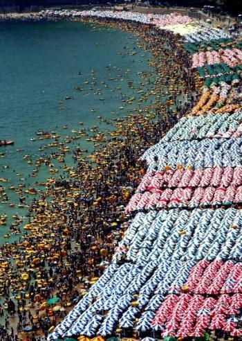 여름의 끝자락인 8일 부산 해운대 해수욕장…