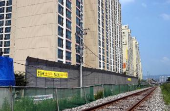  철로에 인접해 있는 경기도 양주 덕계 현대…