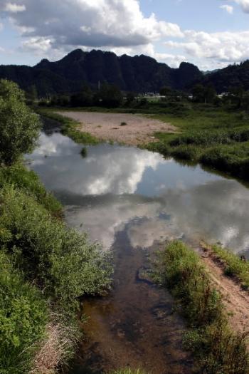 여덟 개의 봉우리가 형제처럼 나란히 솟아있…