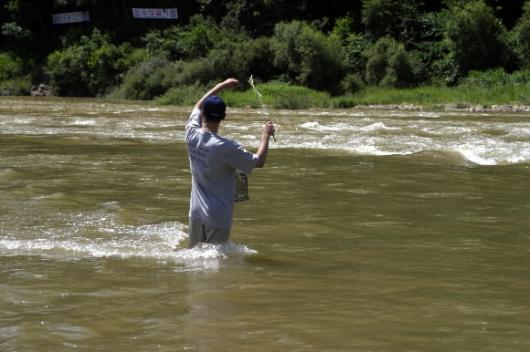 홍천강에는 견지낚시 명소가 많다.또한 백사장이 발달해 있어 가족이 함께 물놀이를 즐길 수 있다.