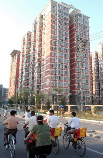 중국의 중산층은 현재 9000만명에서 2억4300만명으로 추산되고 있고,이들중 상위권은 상당한 구매력을 갖고 있다.사진은 베이징 중산층 밀집 지역인 우다커우(五道口)의 한 아파트. 베이징 강성남특파원 snk@seoul.co.kr