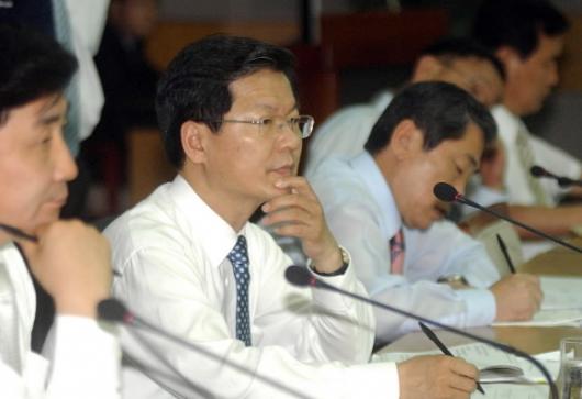 열린우리당 천정배(왼쪽 두번째) 원내대표 …