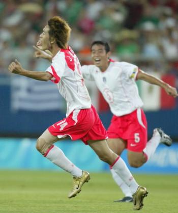 한국의 김정우(왼쪽)가 15일 멕시코와의 A조…