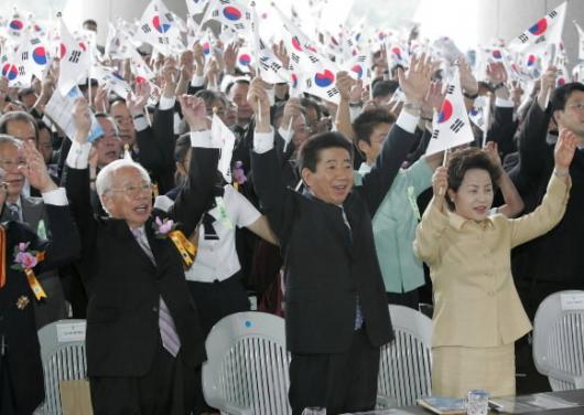 노무현 대통령 내외가 15일 충남 천안 독립…