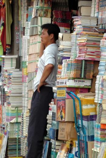 청계천 복원공사의 여파로 개점휴업 상태인…