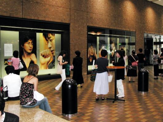 도쿄 신주쿠 한국서점인 코리아프라자에서 …