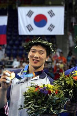 金메달을 목에 건 이원희