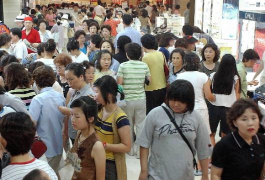 17일 부산 서면 로터리 부근의 상점가가 쇼핑을 하러 온 시민들로 붐비고 있다.한국 제2의 도시 부산의 인구 감소세는 계속 이어질 것으로 예측돼 세밀한 대책이 요망된다고 전문가들은 지적하고 있다.  부산 왕상관기자 skwang@seoul.co.kr