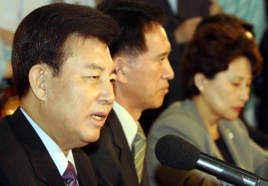   한나라당 김덕룡(왼쪽) 원내대표가 17일 …