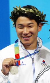 남자 50m 권총 은메달을 딴 진종오가 월계관…