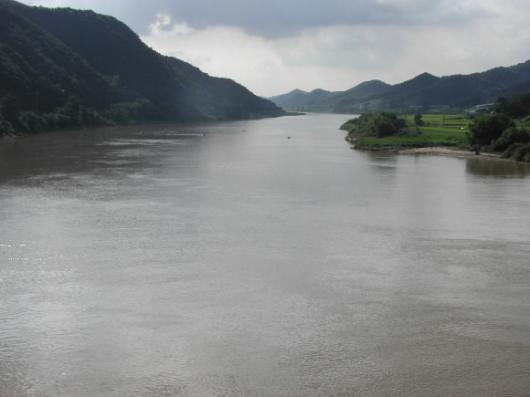 부여에서 나고 자란 신동엽 시인에게 금강은…