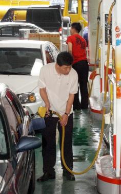 유가 50달러시대 유가 연일 최고치 기록 유가가 연일 사상최고치를 기록하고 있는가운데 지난 19일 여의도에 한 주유소를 찾은 시민들이 셀프주유를 하고 있다. 도준석기자 pado@seoul.co.kr