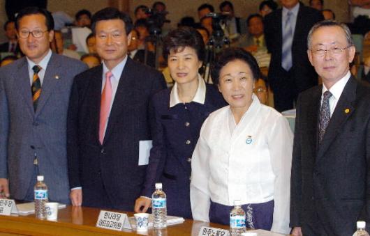 ‘경제위기 극복을 위한 토론회’를 공동 주…