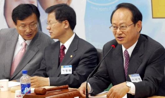   이부영(오른쪽) 열린우리당 의장이 20일 …