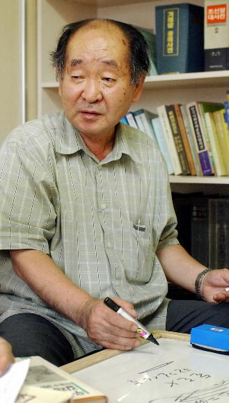 우리말 갈래사전 편찬자인 박용수 시인이 기자의 질문에 필담으로 답하고 있다.박시인은 중학교 4학년 때 장티푸스를 앓은 뒤 청력을 잃었다. 강성남기자 snk@seoul.co.kr