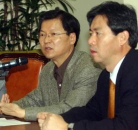 열린우리당 천정배(왼쪽) 원내대표와 김영춘…