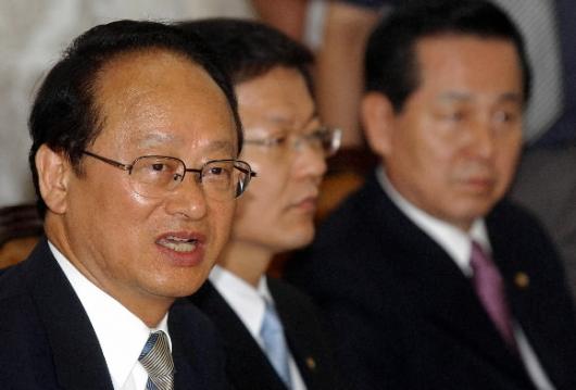 열린우리당 이부영(왼쪽) 의장이 23일 여의…