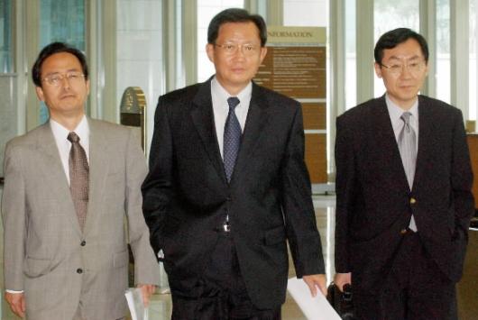 최영진 외교통상부 차관(가운데)이 지난 24…