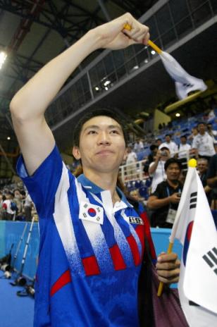 16년 만에 올림픽 탁구 남자 단식 금메달을 되찾아온 유승민이 경기가 끝난 뒤 태극기를 흔들며 관중의 환호에 답하고 있다.  아테네 올림픽사진공동취재단