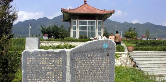 광개토대왕비 앞에 새로 세워진 일본어(왼쪽)와 한국어(오른쪽) 설명문.중국내 고구려 유적의 유네스코 세계유산 등재후 모든 유적지에는 몰려드는 관광객을 위한 일본어·한국어 설명문이 함께 등장했다.