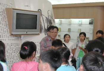 최종남 사무장이 문학촌 전시실에서 탐방학…