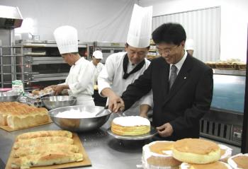 서교일(오른쪽) 순천향대 총장이 교내 빵집…