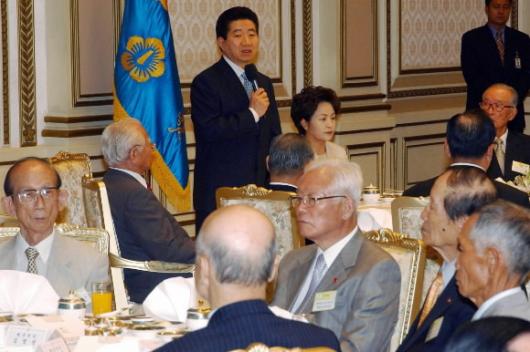   노무현 대통령이 25일 독립유공자와 유족…