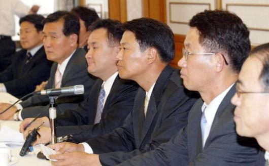 임종석·이상민(오른쪽 세번째·네번째) 의…