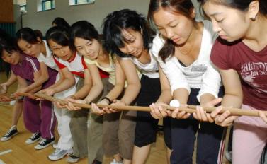 바늘구멍 뚫자 "아자아자!"