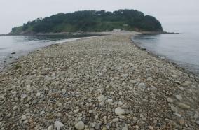 내파수도 자락에는 전복과 가리비를 양식하며 자갈 해빈 지킴이들이 산다.