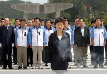 한나라당 박근혜(맨 앞) 대표와 소속 의원들…