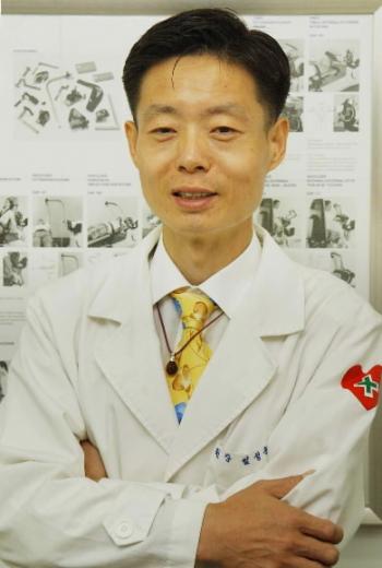 엄성웅 스포츠재활전문가는 “우리나라의 스포츠의학 수준은 독일과 일본 등에 비해 후진국이나 다름없다.”면서 대표급 선수들의 부상관리만 한단계 올려줘도 베이징 올림픽때 우리의 메달수는 확 달라질 것이라고 강조했다. 남상인기자 sanginn@seoul.co.kr