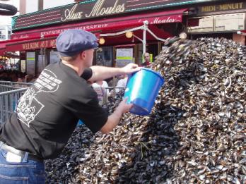 홍합으로 유명한 릴 시내의 레스토랑 ‘오 …
