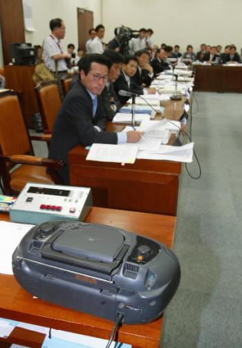 정연주 KBS 사장을 상대로 7일 열린 국회 문…